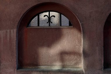 Duvarında zambak çubuğu olan bir yuva.