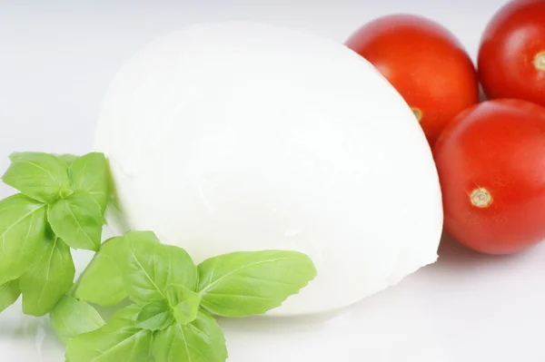 Sabor típico italiano: albahaca, mozzarella y tomate —  Fotos de Stock