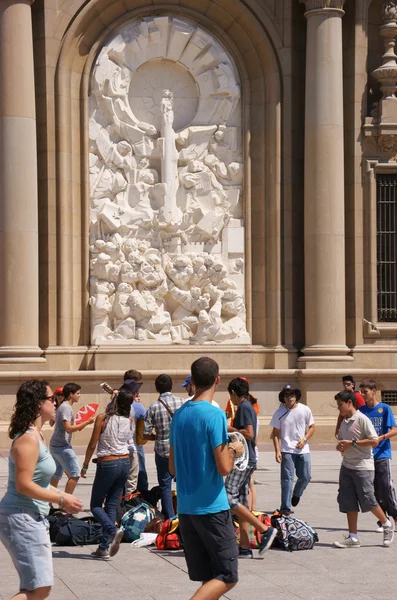 Jonge Spaanse pelgrims in zaragoza — Stockfoto