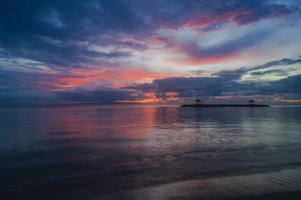 Sanur sahilinde gün doğumu