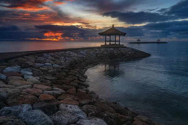 Sanur sahilinde gün doğumu