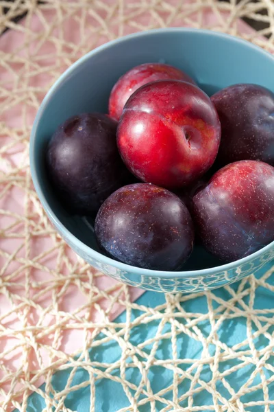 Reife Hülsenfrüchte in blauer Platte — Stockfoto