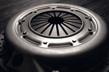 Siyah ahşap arka planda yeni araba debriyaj kiti. Kapat.