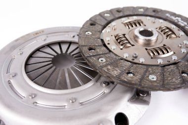 Yeni araba debriyaj seti parçaları beyaza izole edilmiş. Kapat.