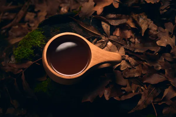 在秋天的森林里 在一个木制的国家杯中喝茶 夜深了 — 图库照片