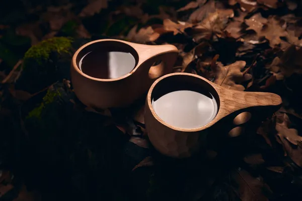在秋天的森林里 两个木制的国家杯中的茶在深夜关上了 — 图库照片