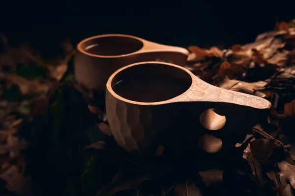Chá Duas Canecas Nacionais Madeira Kuksa Floresta Outono Noite Perto — Fotografia de Stock