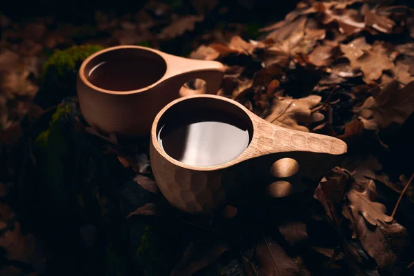 在秋天的森林里 两个木制的国家杯中的茶在深夜关上了 — 图库照片