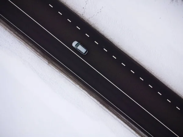 Luftaufnahme Der Winterstraße Und Des Waldes Mit Schneebedeckten Bäumen — Stockfoto