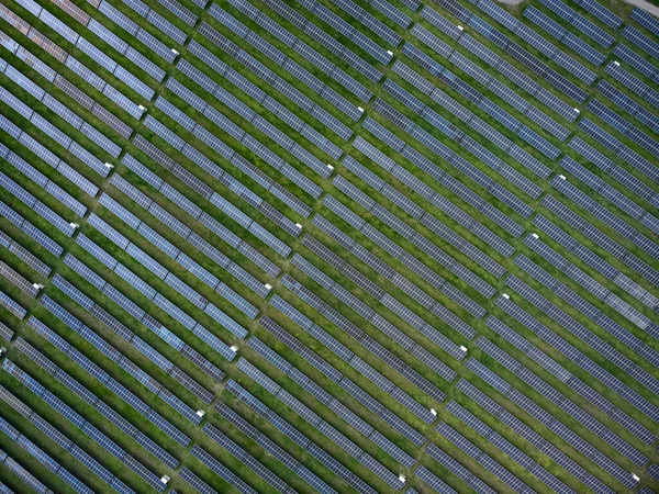 꼭대기에서 날푸른 초원에 발전소의 — 스톡 사진