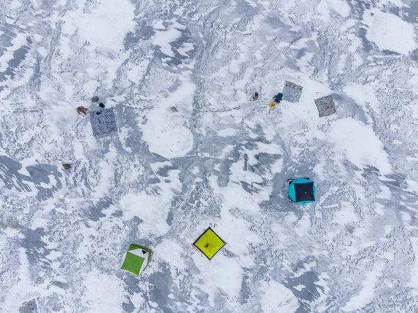 Χειμερινό Ψάρεμα Παγωμένη Λίμνη Πολύχρωμες Σκηνές Ψαρέματος Τοποθετημένες Στον Πάγο — Φωτογραφία Αρχείου