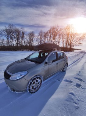 Kış yolundaki derin karda tekerlekte kar zinciri