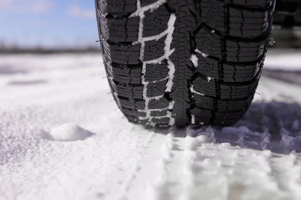 Автомобильные Шины Зимней Снежной Дороге Вблизи — стоковое фото