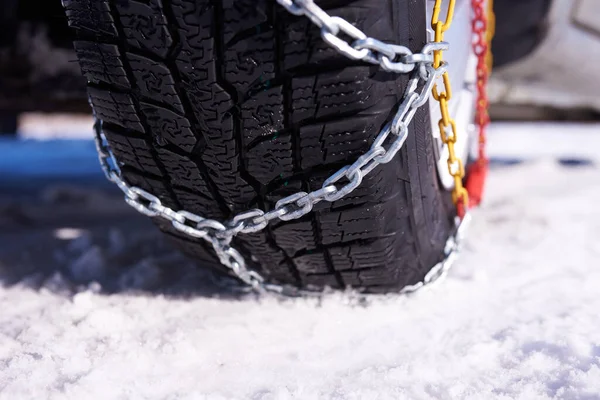 在冬天的路上 车轮上的雪链在厚厚的积雪中 — 图库照片