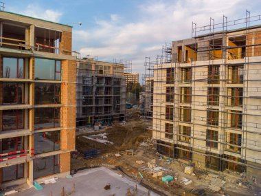 Meşgul şantiye ve inşaat ekipmanları havadan üst görünümü