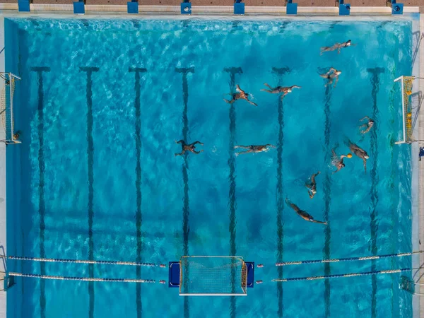 Aereo Drone Vista Colpo Persone Che Competono Pallanuoto Piscina Turchese — Foto Stock