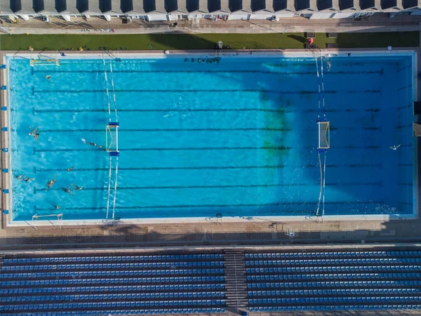 Vista Aérea Del Avión Tripulado Personas Que Compiten Waterpolo Piscina — Foto de Stock