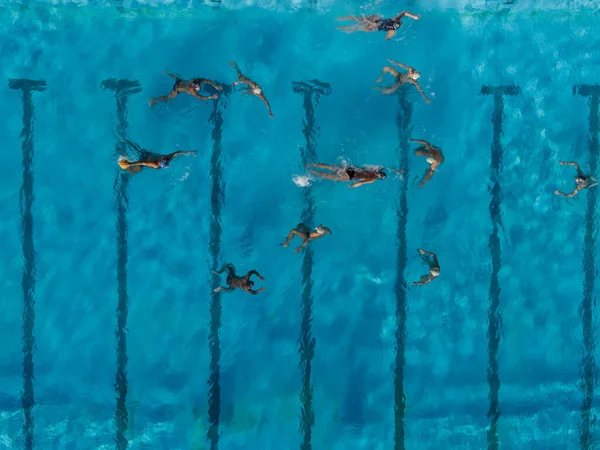 Drohnenbild Von Menschen Die Wasserball Türkisfarbenen Wasserbecken Gegeneinander Antreten — Stockfoto