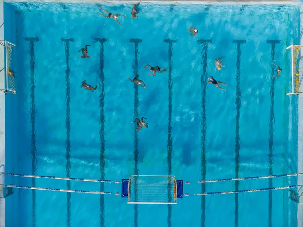 Αεροφωτογραφία Drone Των Ανθρώπων Που Ανταγωνίζονται Στο Πόλο Τυρκουάζ Πισίνα — Φωτογραφία Αρχείου