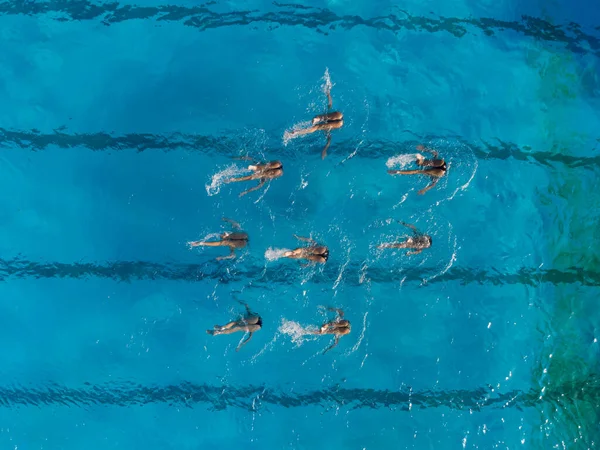 Letecký Pohled Výkon Skupiny Synchronizovaných Plavců Nohama — Stock fotografie