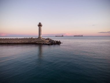 Gün batımında Karadeniz 'deki deniz fenerinde. Bulgaristan, Varna.