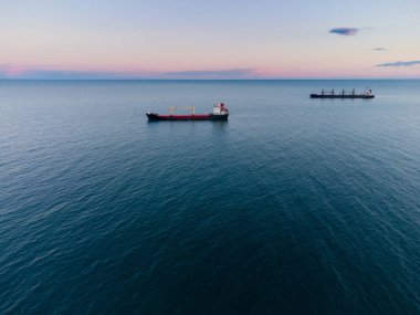 Geniş bir kargo gemisi, tepeden aşağı havadan..