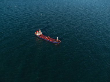 Geniş bir kargo gemisi, tepeden aşağı havadan..
