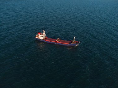 Geniş bir kargo gemisi, tepeden aşağı havadan..