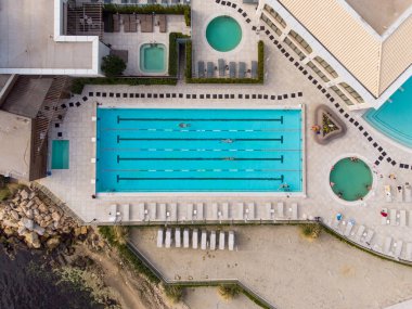 Spa merkezindeki birkaç havuzun üst görünümü