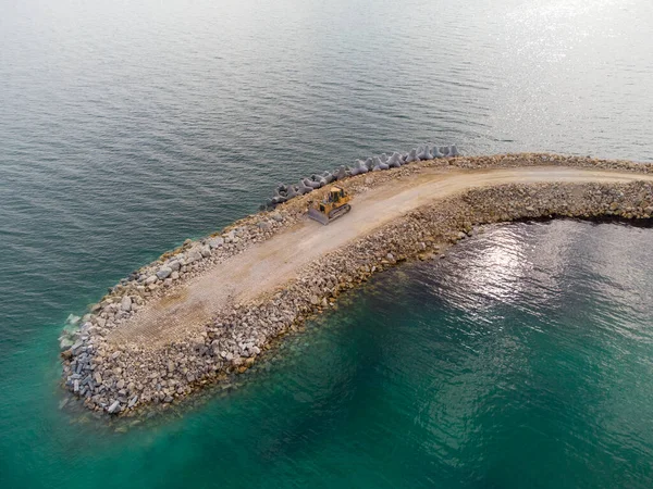 防波堤建筑的空中俯瞰 海里一堆巨石上的推土机 — 图库照片