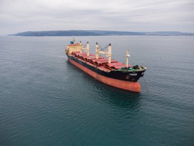 Geniş bir kargo gemisi, tepeden aşağı havadan..