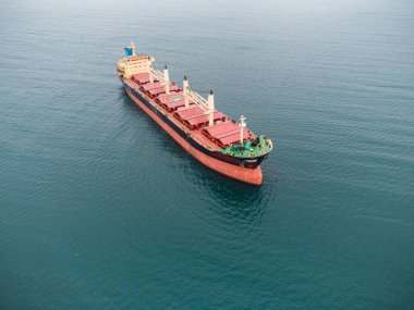 Geniş bir kargo gemisi, tepeden aşağı havadan..