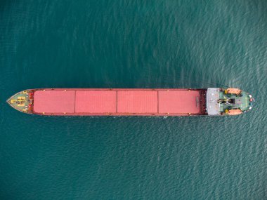 Geniş bir kargo gemisi, tepeden aşağı havadan..