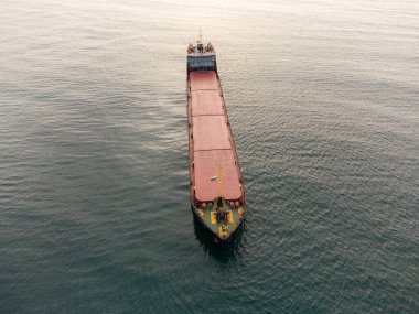 Geniş bir kargo gemisi, tepeden aşağı havadan..