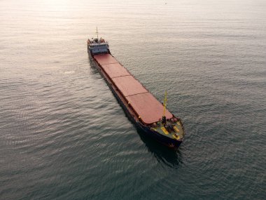 Geniş bir kargo gemisi, tepeden aşağı havadan..