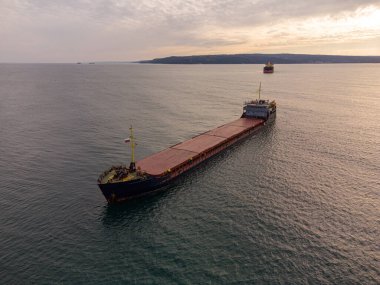 Geniş bir kargo gemisi, tepeden aşağı havadan..