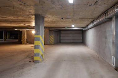 Modern otomatik garaj kapısı, kimse yok.