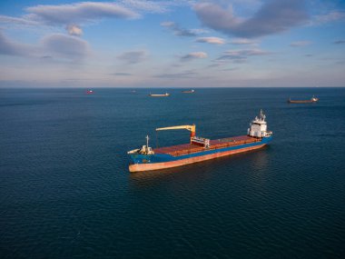 Geniş bir kargo gemisi, tepeden aşağı havadan..