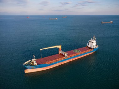 Geniş bir kargo gemisi, tepeden aşağı havadan..