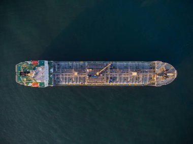 Büyük bir kargo gemisi tanker taşıyıcısı, gün batımında tepeden aşağı hava manzaralı..
