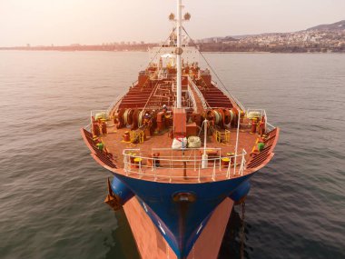 Büyük bir kargo gemisi tanker taşıyıcısı, gün batımında tepeden aşağı hava manzaralı..