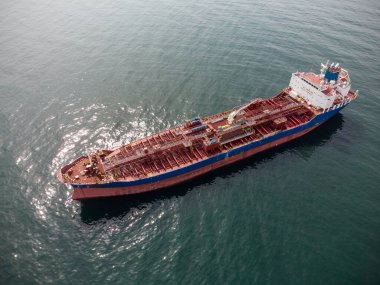 Büyük bir kargo gemisi tanker taşıyıcısı, gün batımında tepeden aşağı hava manzaralı..
