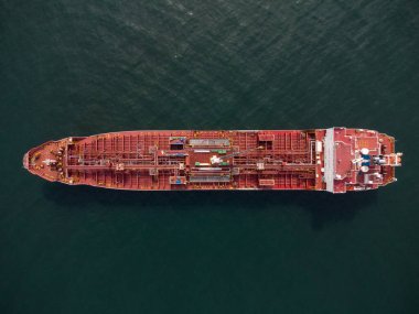 Büyük bir kargo gemisi tanker taşıyıcısı, gün batımında tepeden aşağı hava manzaralı..