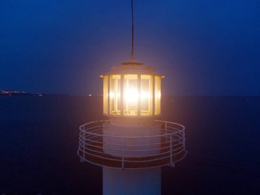 Gece Karadeniz 'deki deniz feneri. Bulgaristan, Varna.