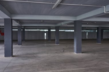 Boş yeraltı otoparkı. İçi beton sütunlarla dolu..
