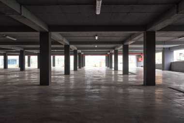 Boş yeraltı otoparkı. İçi beton sütunlarla dolu..