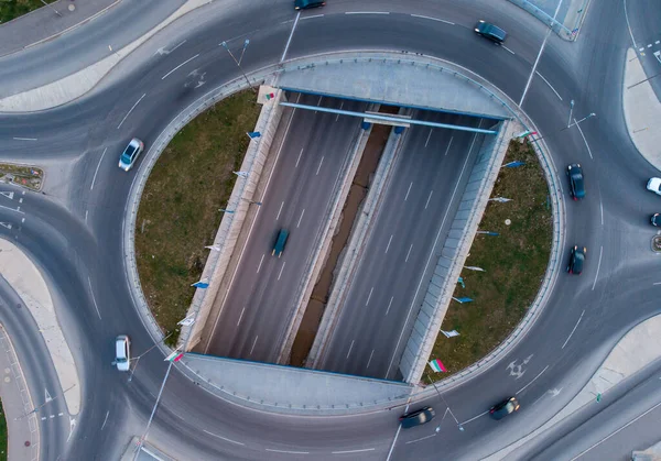 İHA 'dan şehirdeki bir yol ayrımına kadar olan hava üst görüntüsü