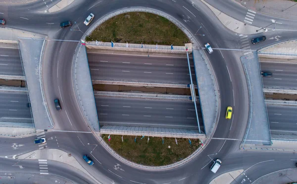 İHA 'dan şehirdeki bir yol ayrımına kadar olan hava üst görüntüsü