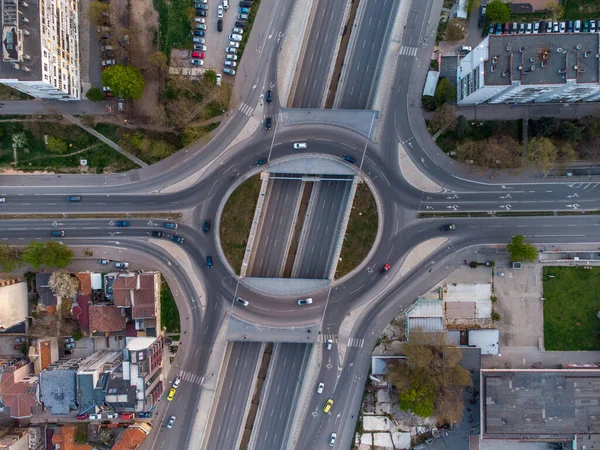 İHA 'dan şehirdeki bir yol ayrımına kadar olan hava üst görüntüsü