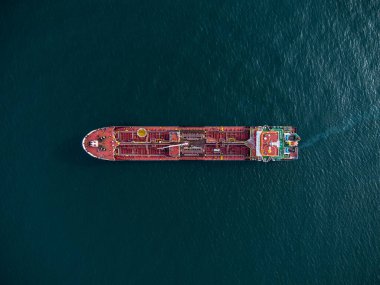 Geniş bir kargo gemisi tanker taşıyıcısı, tepeden aşağı hava manzaralı..
